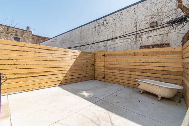 Building Photo - New! Renovated & Modern Apartment