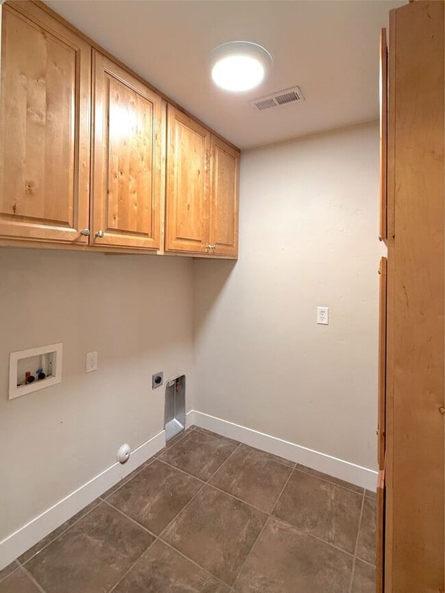 Building Photo - 3 bed, 2 bath home with 2 car garage