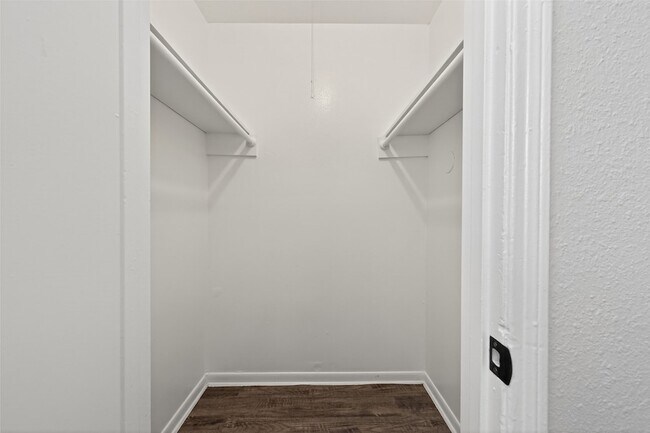 Building Photo - 427 Hollyvale Dr