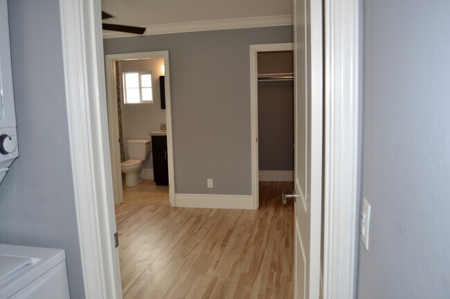 Building Photo - MOVE IN READY 2/2 with 2 Assigned Parking!...