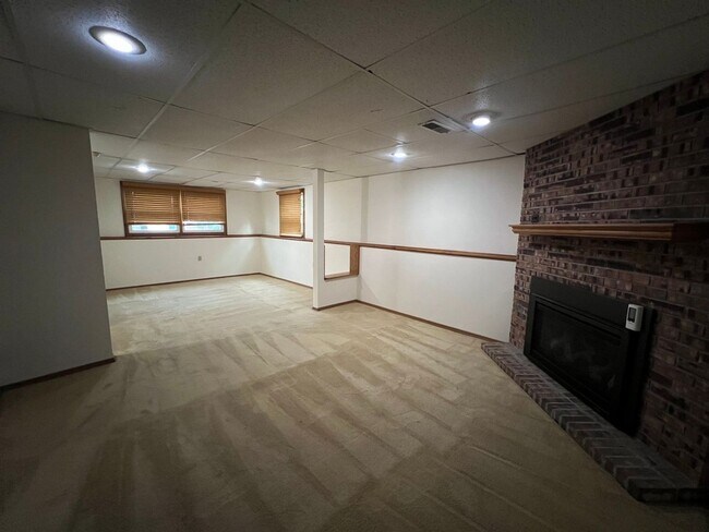 Building Photo - Large 3 Bed 2 Bath Home!