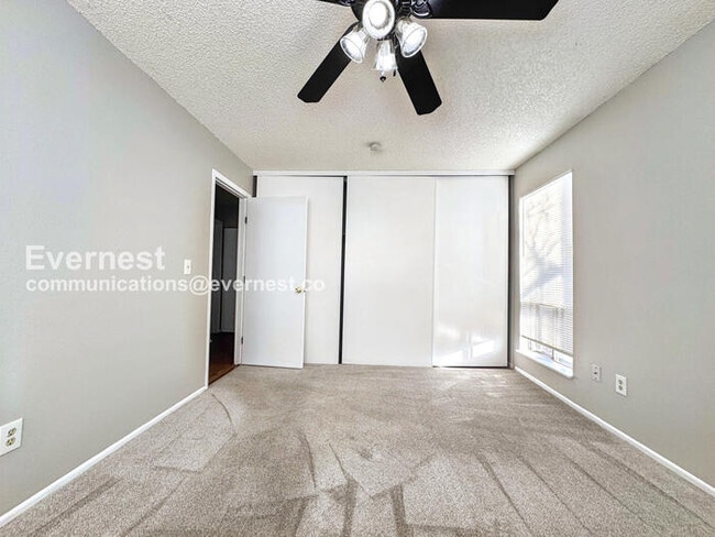 Building Photo - PROMO: Half Off the First Month's Rent! / 3 Bed, 1 Bath Townhome with Garage & Fenced Yard