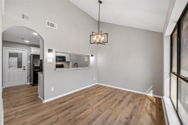 Building Photo - 13852 Hollowgreen Dr
