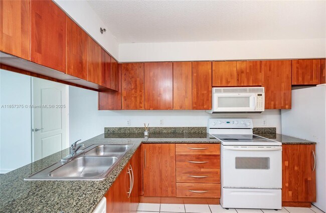 Building Photo - 1200 Brickell Bay Dr