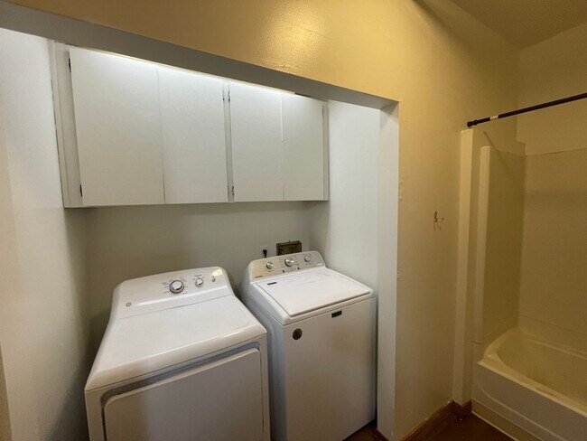 Building Photo - 1111 E Newark Ave