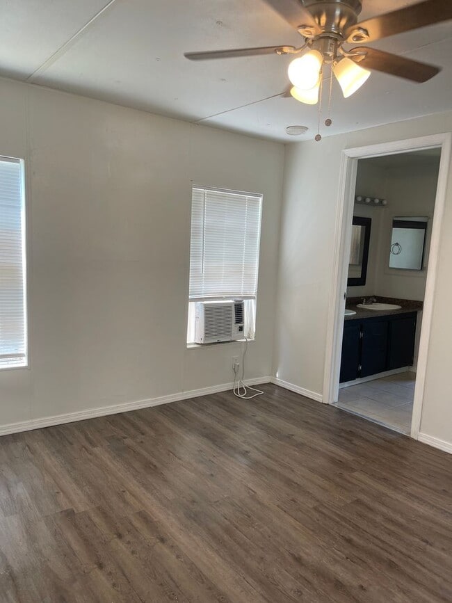 Building Photo - New Rental!!-Annaville/Calallen Area