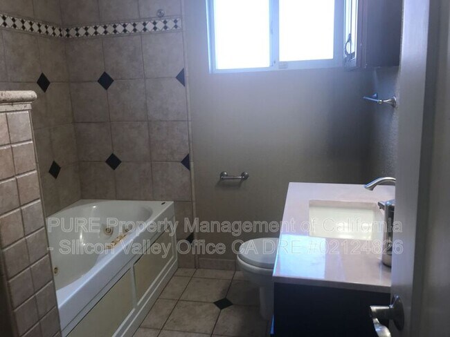 Building Photo - 1520 E St John St