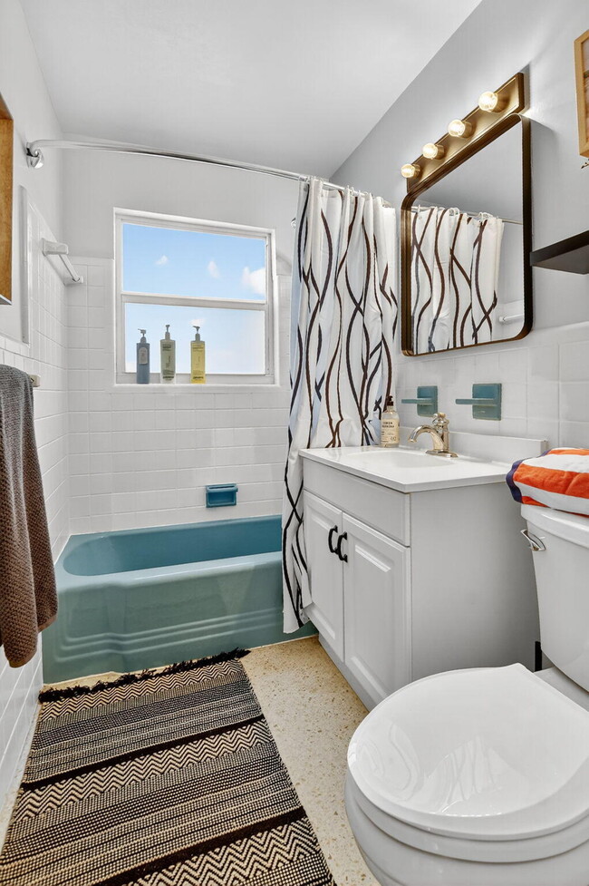 Building Photo - 414 Seasage Dr