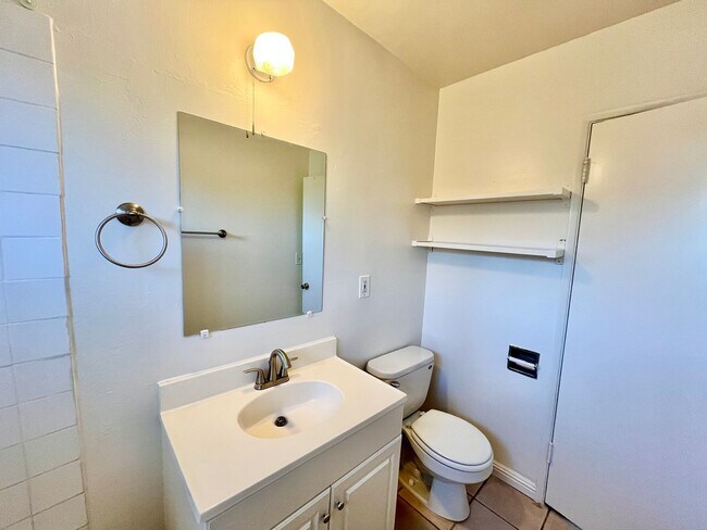 Building Photo - Upstairs 1 Bedroom Apt with 1-Car Garage N...