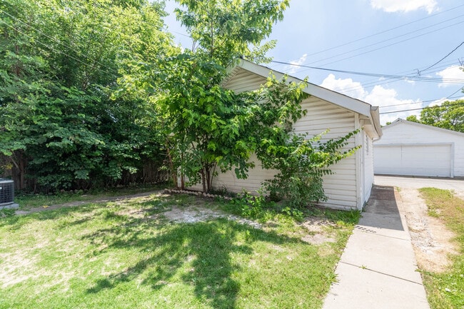 Building Photo - 5738 Chippewa St