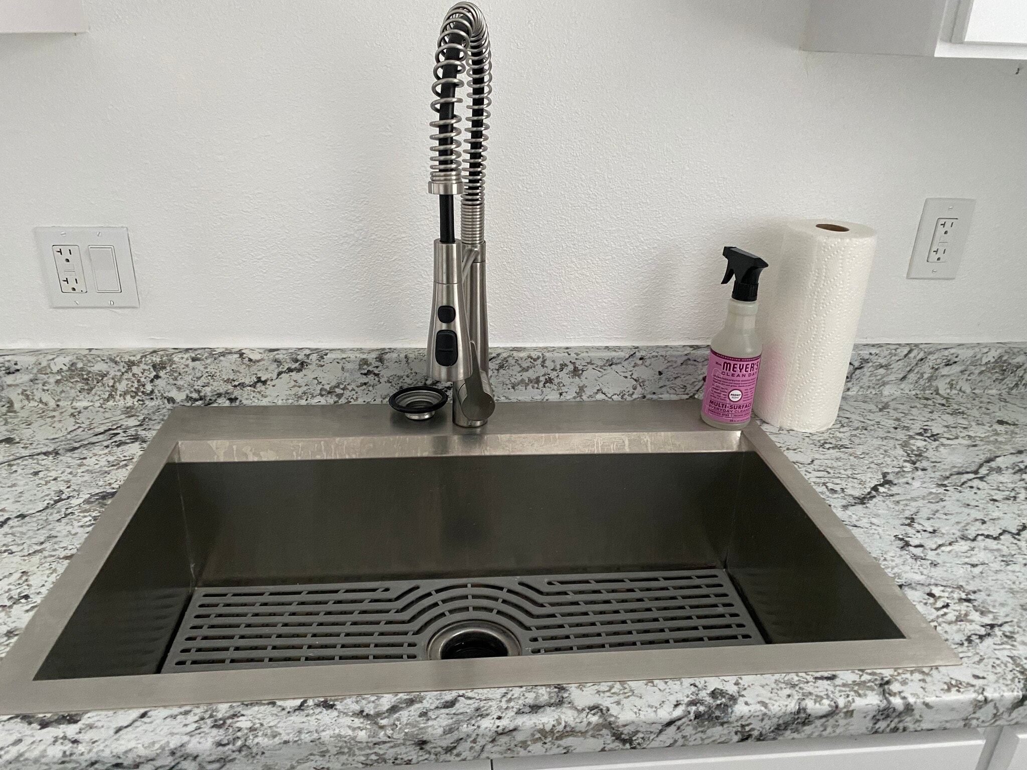 SINK KITCHEN - 304 Hazel St