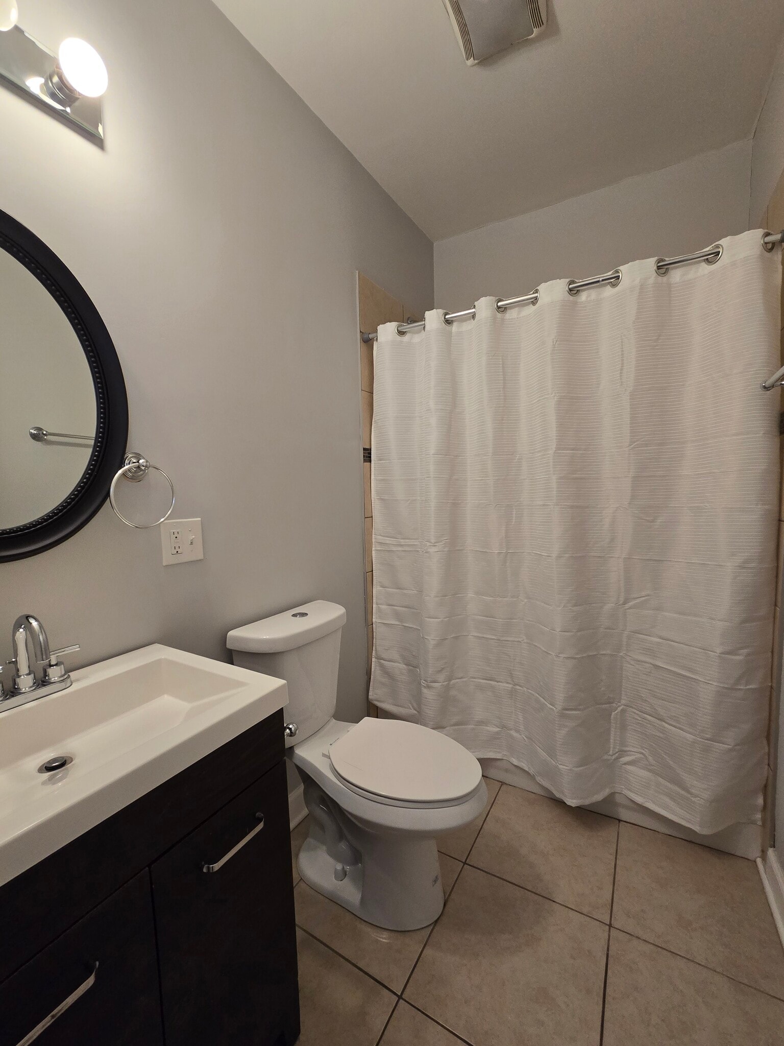 Building Photo - 2414 W Fullerton Ave