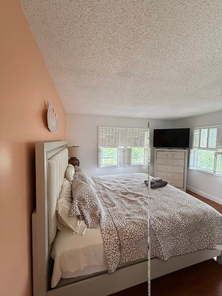 Building Photo - 5961 N Falls Circle Dr