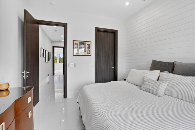 Building Photo - 334 Isle of Capri Dr