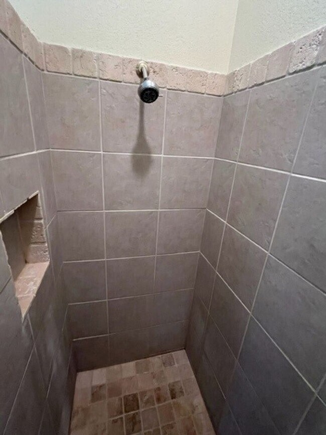 Building Photo - 3 Bed 2 Bath Golf Gated Community Pet Friendly,Boat Garage. Bullhead Parkway