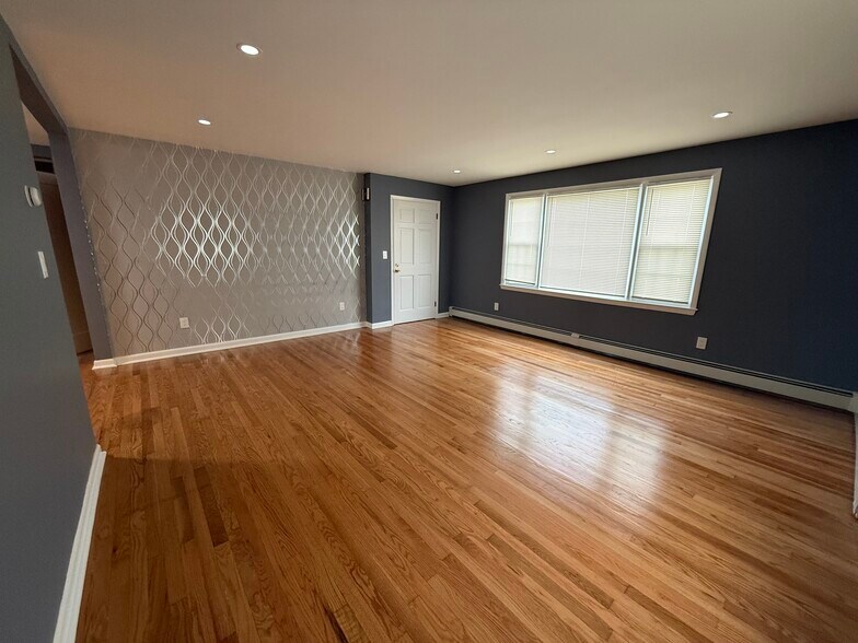 Building Photo - 25 Melrose Pl