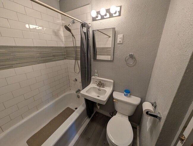 Building Photo - 2-Bedroom, 1-Bathroom Home – $1,150/Month | Accepting Section 8