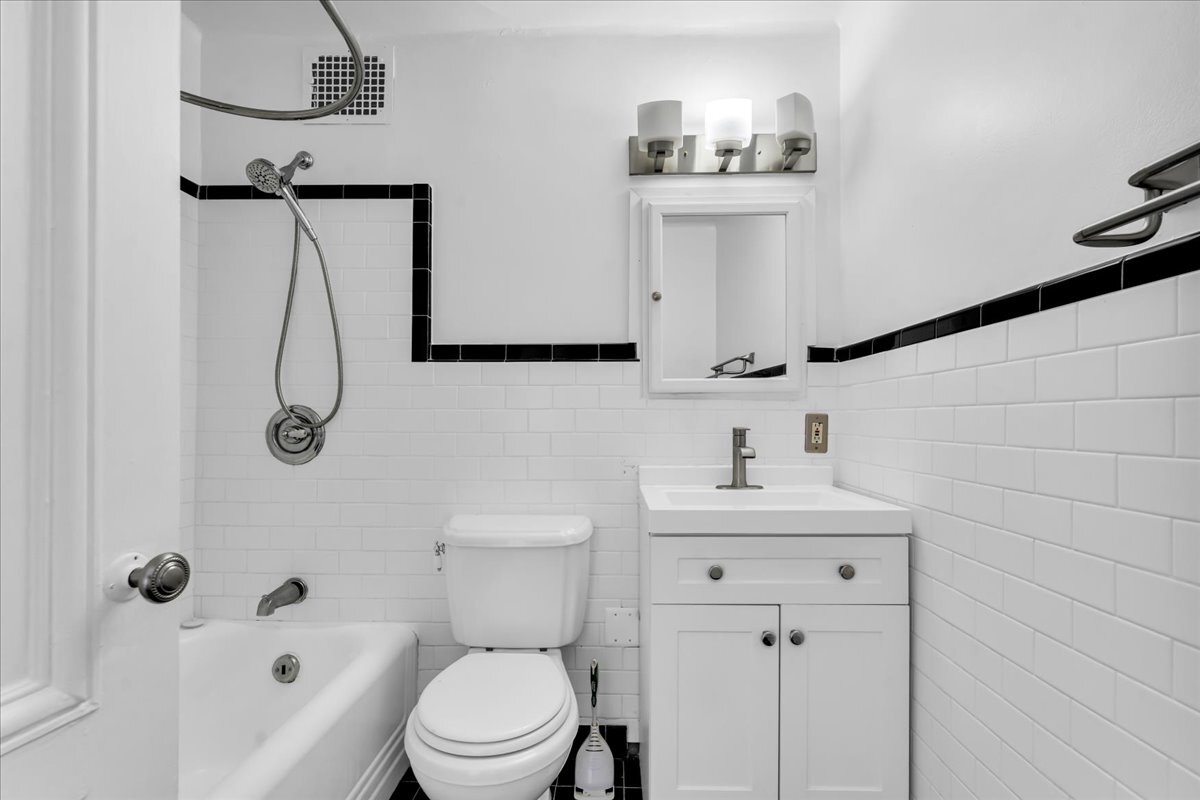 Building Photo - 2900 E Jefferson Ave