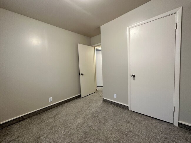 Building Photo - Townhome near Pawnee and Meridian