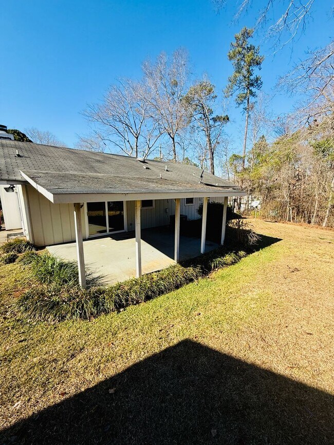 Building Photo - Whimsical in Lake Wildwood