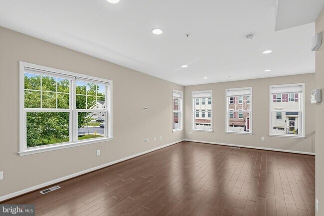 Building Photo - 7524 Holly Ridge Dr