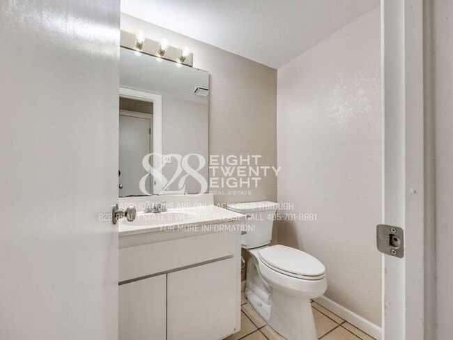 Building Photo - Spacious 2 Bed/2 Bath Townhome Duplex Available NOW in Moore, OK!