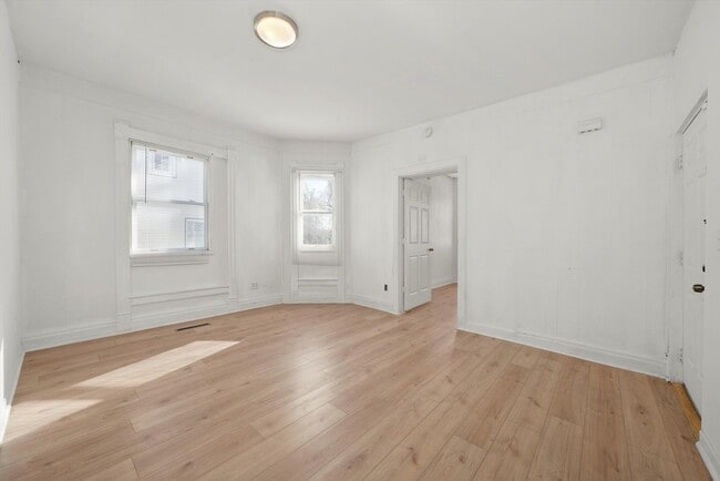 Building Photo - 1095 E Merchant St
