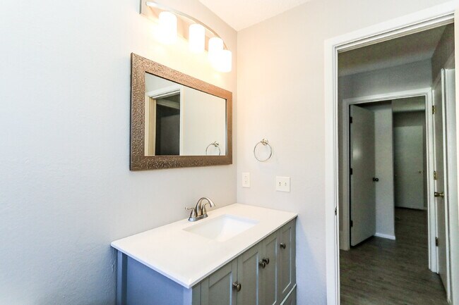Building Photo - 2 Bedroom Duplex!