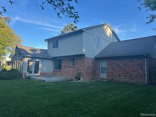 Building Photo - 221 Torrent Ct