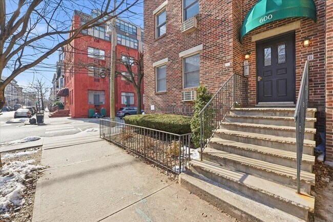 Building Photo - 600 Jefferson St