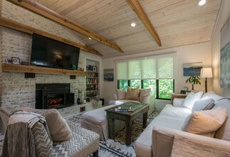 Building Photo - 2750 Holly Hill Dr