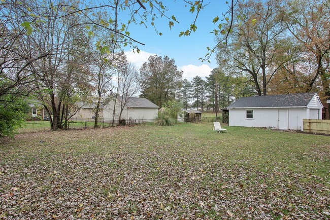 Building Photo - Fully Updated Henrico Ranch with Sunroom, ...