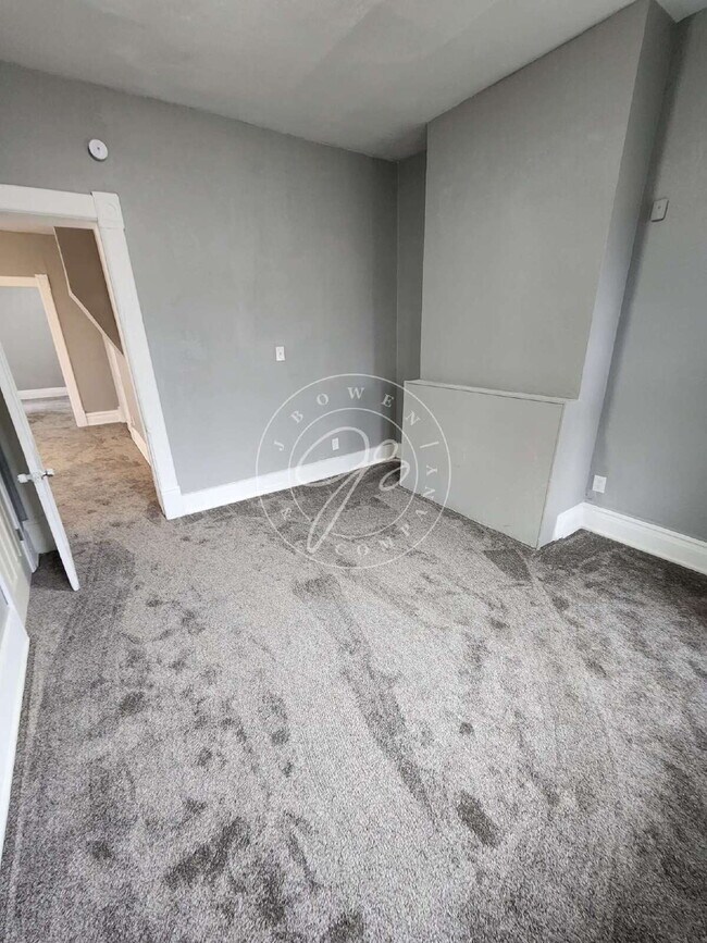 Building Photo - Spacious 2 bedroom main floor duplex! Tons of character! Convenient location!