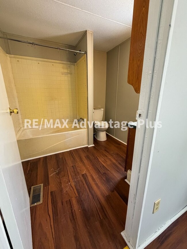 Building Photo - Updated 3-Bedroom Home in a Private Setting!