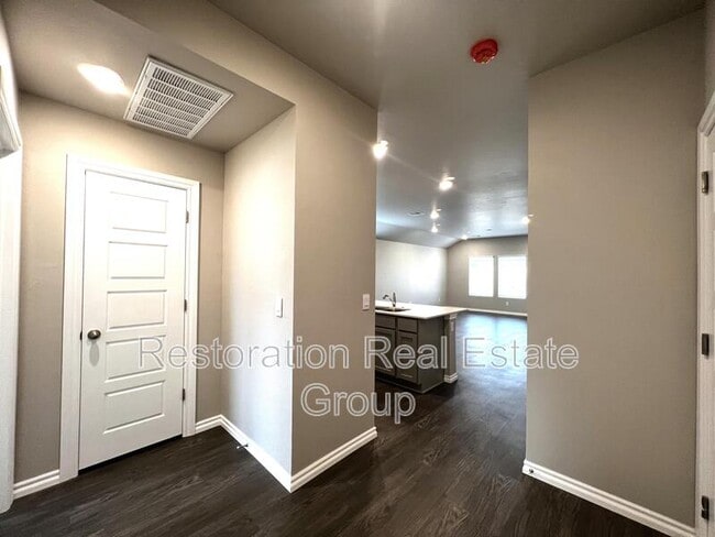 Building Photo - 2717 Dennis Dr