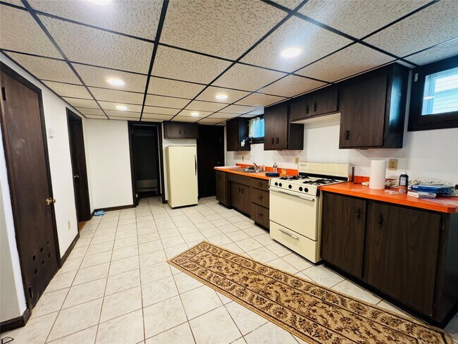 Building Photo - 503 Irving Ave