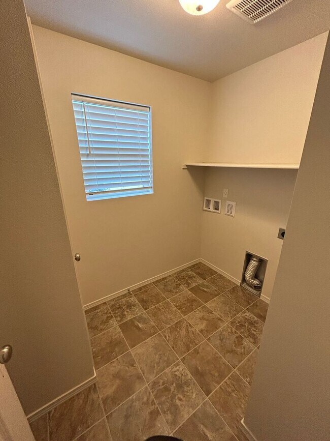 Building Photo - AUG750-800