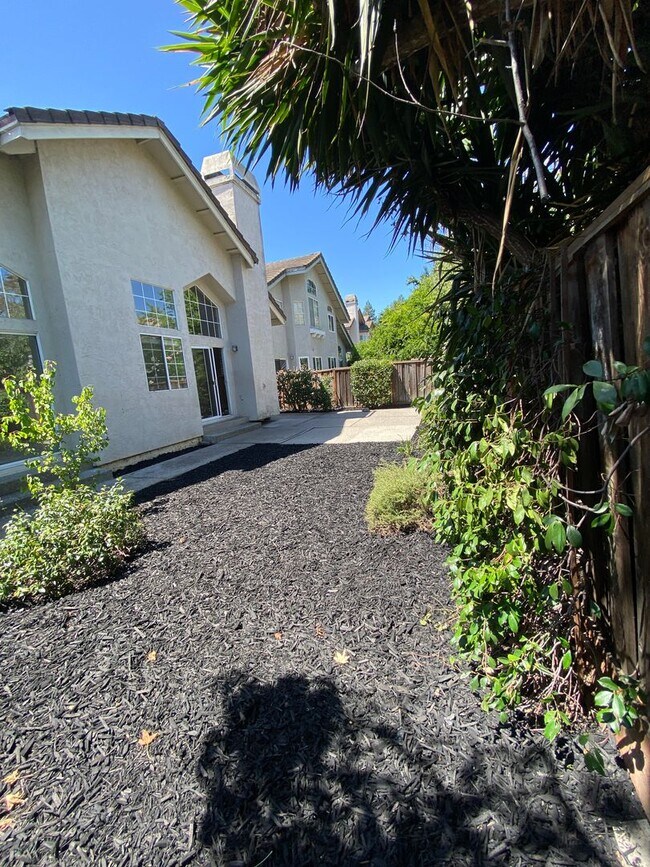 Building Photo - Pleasanton 3 Bd./2 Bath, Lots of Light, Top Rated Schools, Close to 580/680, Shopping & Restaurants