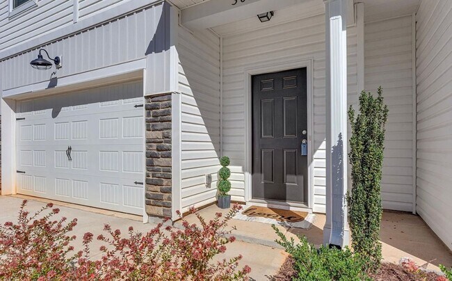 Building Photo - Stunning 3/2.5 Townhome Available Now!