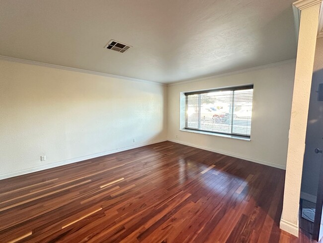 Building Photo - Beautiful 4 Bed 2 Bath FOR RENT!