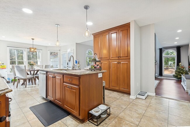 Building Photo - Move In Ready 4 Bedroom House in Yorktown!