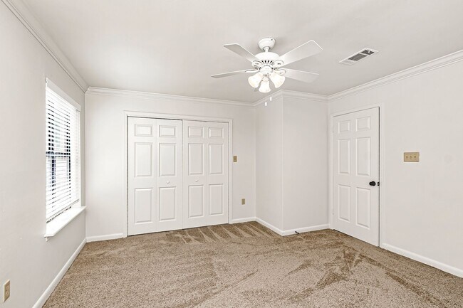 Building Photo - 1 Bedroom Downstairs Condo Community Pool