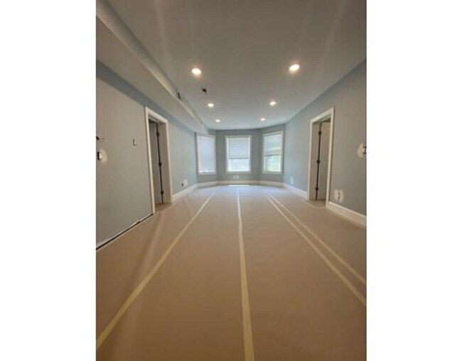 Building Photo - Fully Renovated, Central Heat/AC, Large bedrooms, Central Location. Laundry on a Site