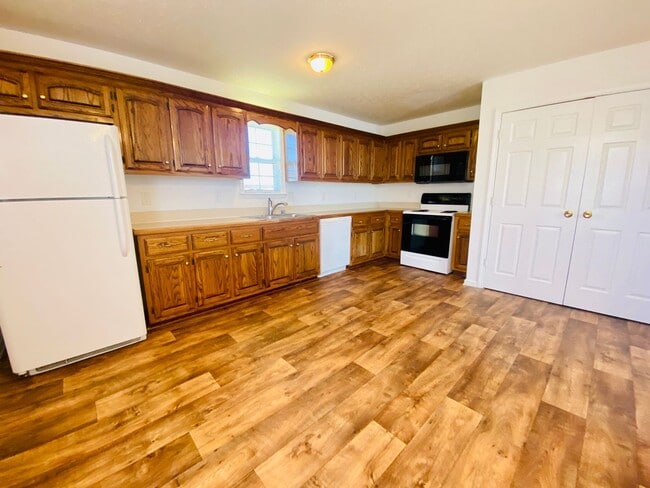 Building Photo - Single Family Home close to Ft Campbell an...