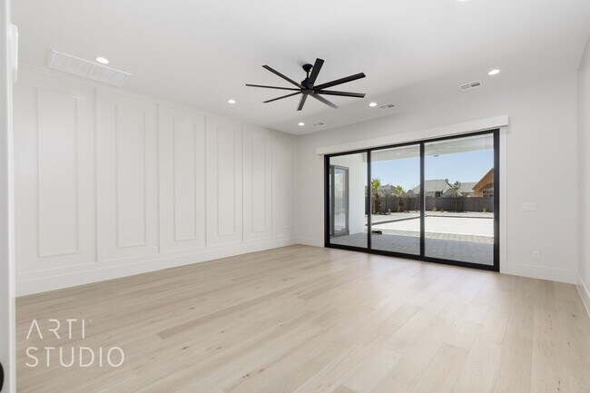 Building Photo - BRAND NEW Gorgeous 6 bed 7 bath with Pool ...