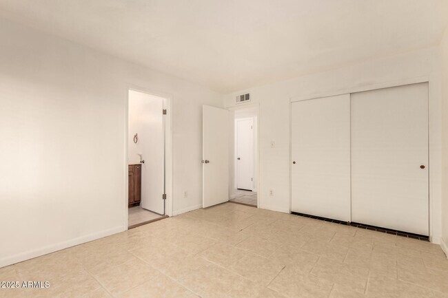 Building Photo - 5603 W Greenbriar Dr