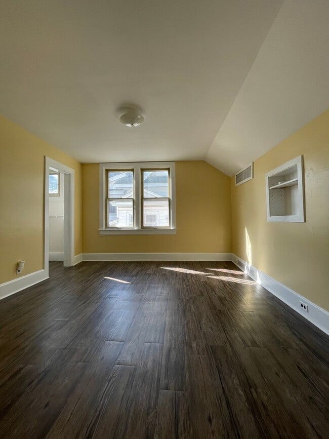 Building Photo - Five Bedroom Home in Central La Crosse