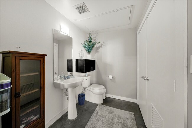 Building Photo - 2000 Bagby St