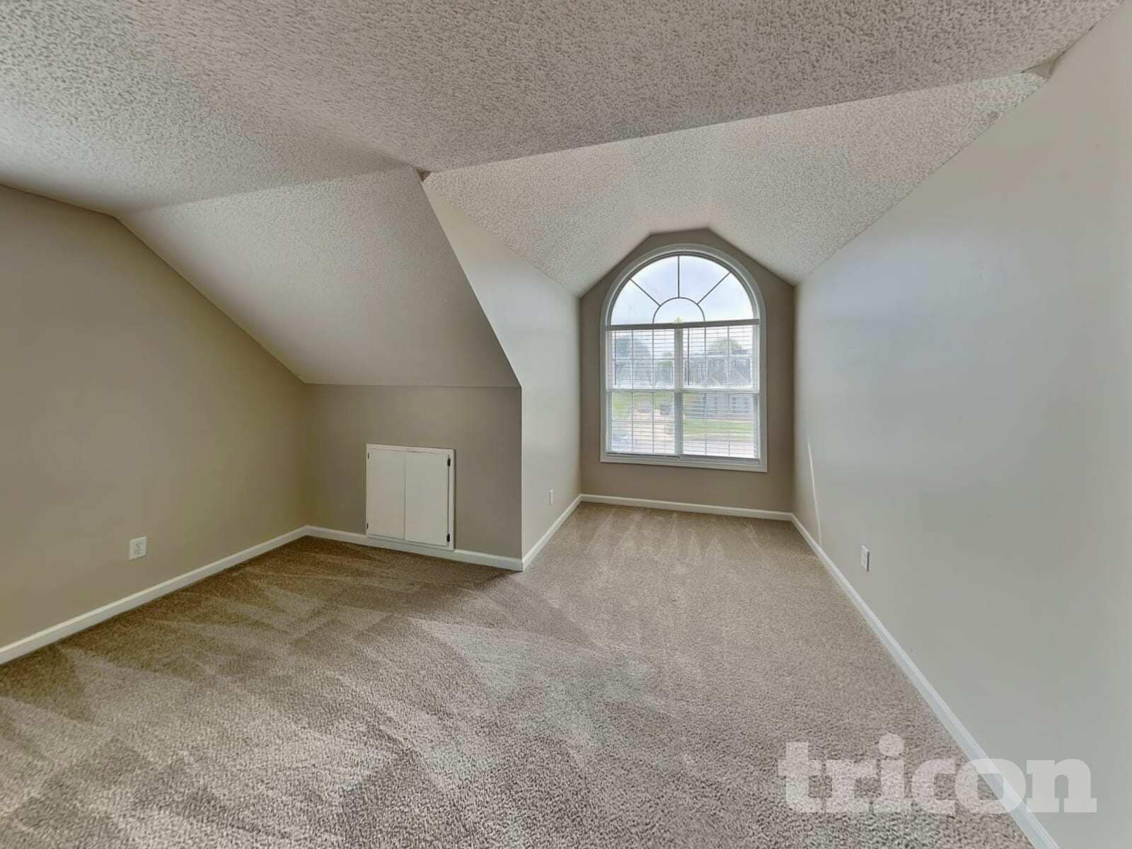 Building Photo - 1055 Maria Dr