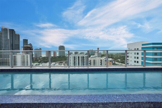 Building Photo - 1010 SW 2nd Ave